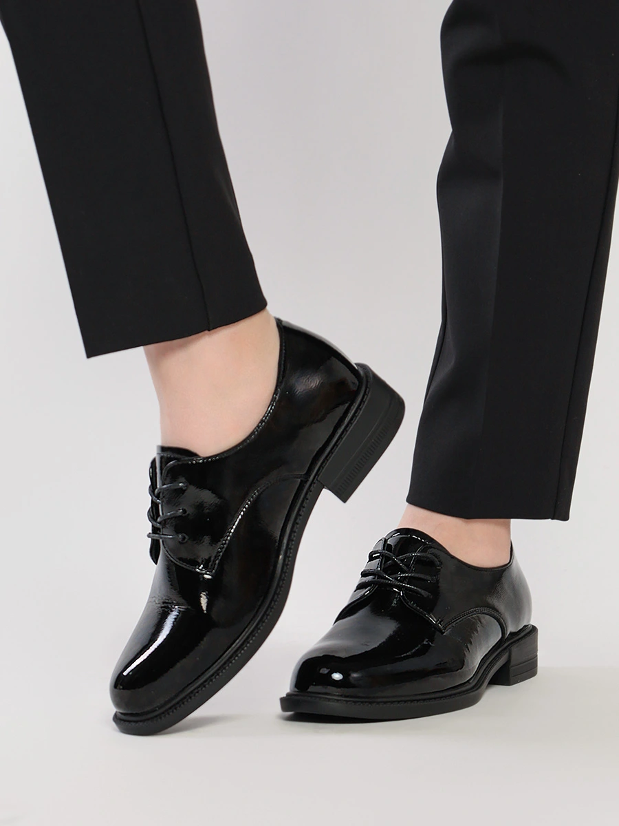 Туфли лакированные черного цвета на низком каблуке